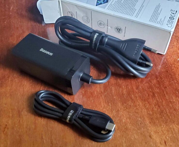 Настольная зарядка для телефона. Много места на столе такой блок питания не занимает. Настольная зарядка для телефона. Много места на столе такой блок питания не занимает. Фото.