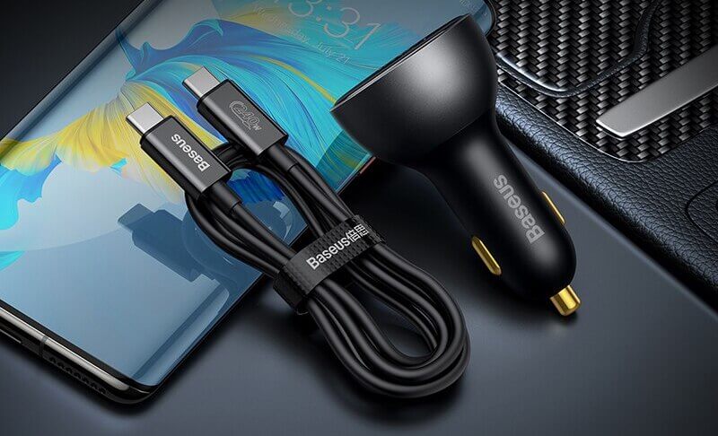 Автомобильный зарядник с быстрой зарядкой. Даже в авто можно зарядить смартфон быстро. Фото.