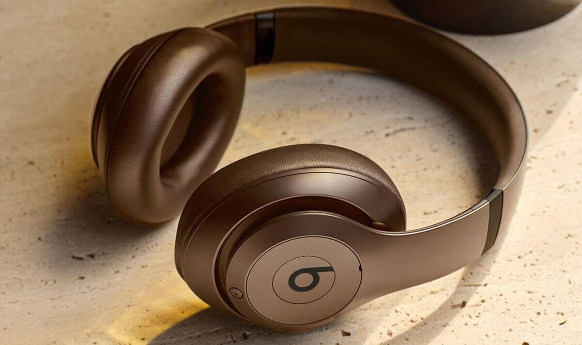 Беспроводные наушники с шумоподавлением. Наушники выглядят не так элегантно, как AirPods Max, но самое главное здесь, внутри. Фото.