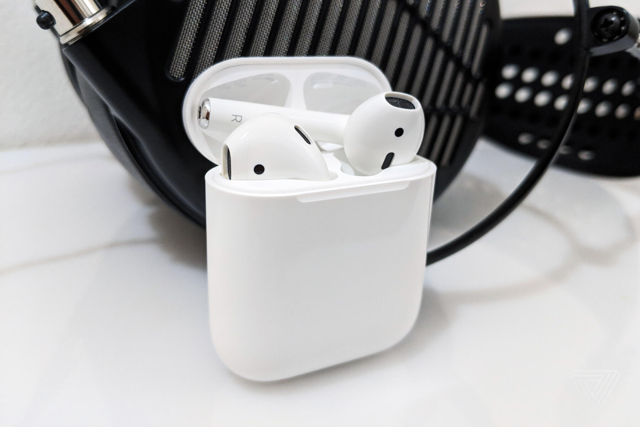 Самые дешевые AirPods. Apple может слегка модернизировать AirPods 2, сделав их еще дешевле. Самые дешевые AirPods. Apple может слегка модернизировать AirPods 2, сделав их еще дешевле. Фото.