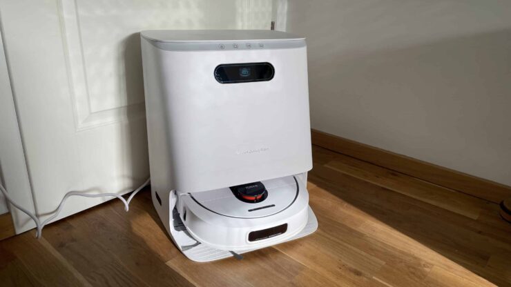 Робот-пылесос с поддержкой Алисы. В этом доке есть два резервуара для воды и один — для мусора. Робот-пылесос с поддержкой Алисы. В этом доке есть два резервуара для воды и один — для мусора. Фото.