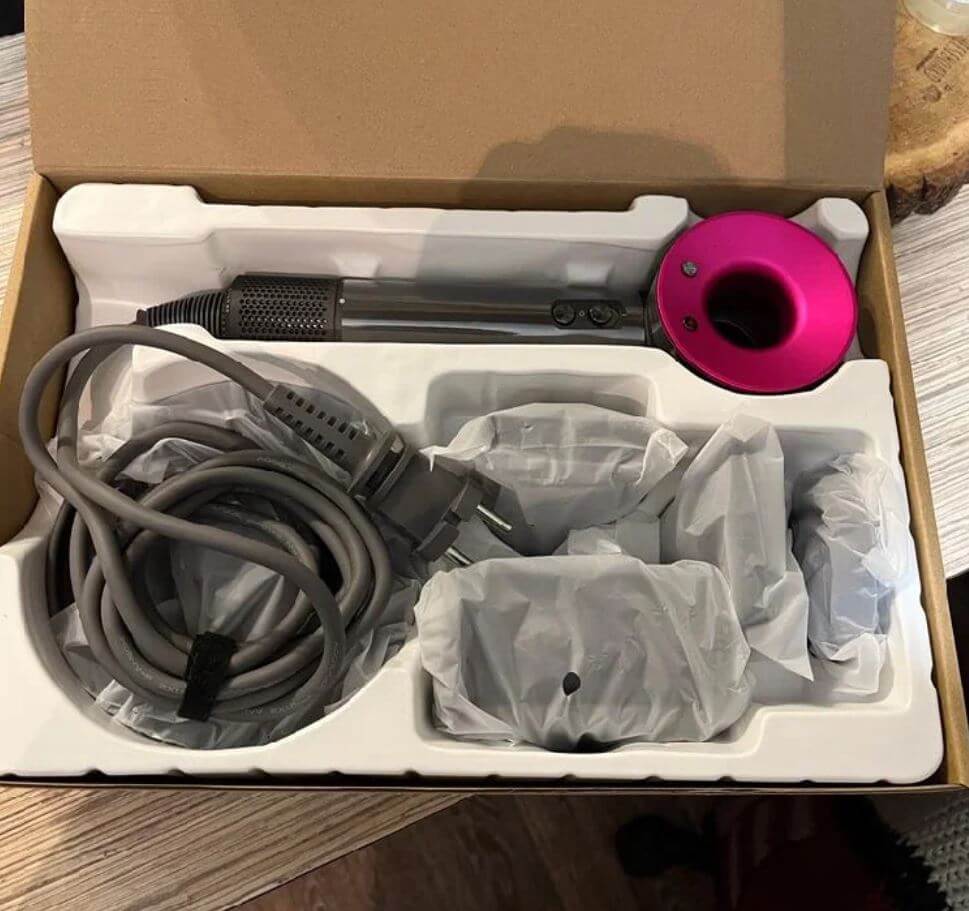 Недорогой фен для волос. Фен — точная копия Dyson, причем не уступающий ему по функциональности. Недорогой фен для волос. Фен — точная копия Dyson, причем не уступающий ему по функциональности. Фото.