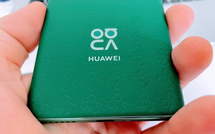 Стоит ли покупать смартфон из эко-кожи. Обратите внимание: структура кожи и правда есть, но ей не достаёт мягкости. Хотя с точки зрения долговечности это, конечно, плюс. Фото.