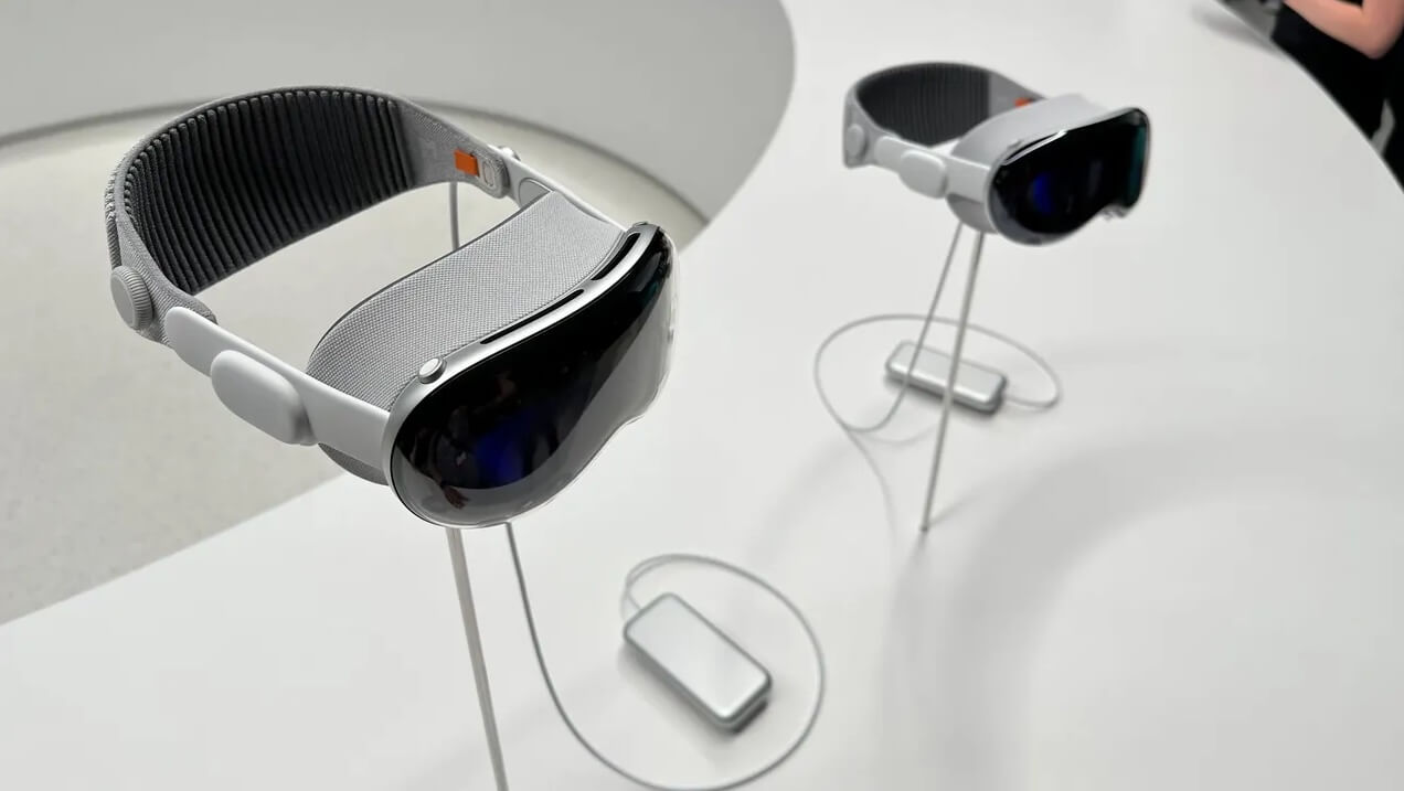 Аккумулятор Vision Pro. Не очень понятно зачем вообще нужно делать сумочки под аккумуляторы, если носить Vision Pro на ходу будет нельзя. Фото.