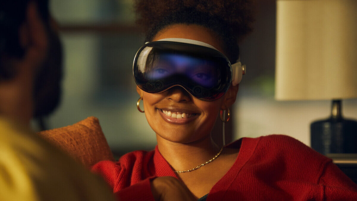 Как носить Vision Pro. Внешний дисплей Vision Pro подвержен появлению царапин, поэтому их будут защищать внешними плёнками и стёклами. Фото.