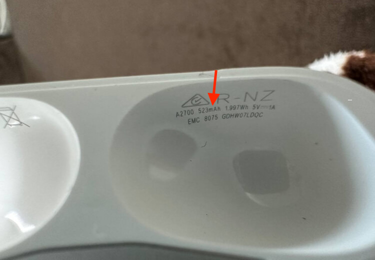 Как отличить подделку AirPods. У оригинала точно таких надписей нет. Как отличить подделку AirPods. У оригинала точно таких надписей нет. Фото.
