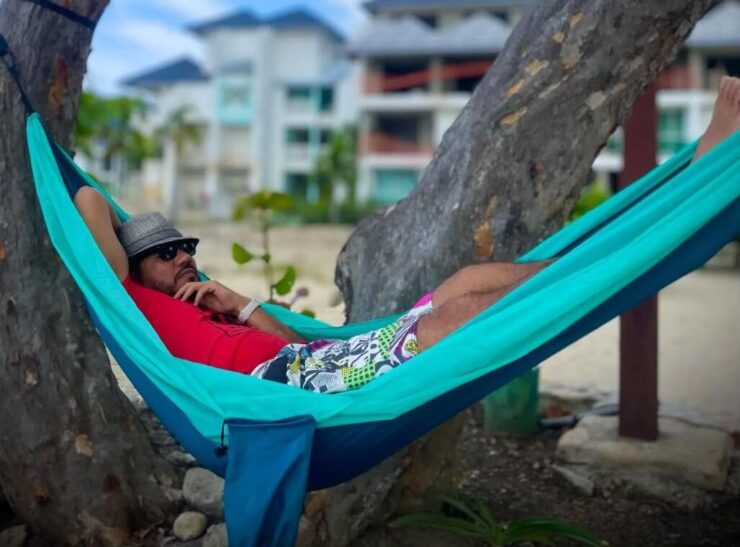 Где купить недорогой гамак. Главное — не завернуться и не упасть с этого гамака. Фото.