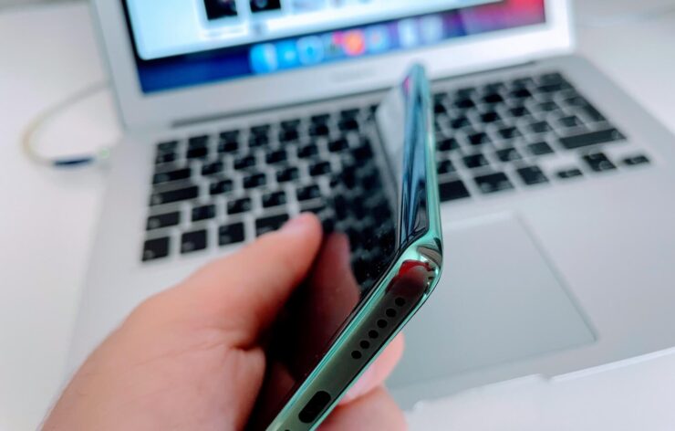 Смартфон с большим качественным экраном. Мне нравится дисплей-водопад, это красиво и вполне удобно. Фото.