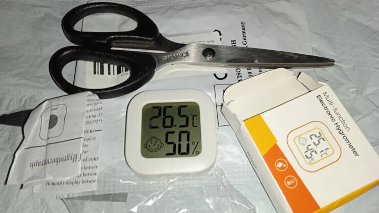 Электронный термометр-гигрометр. Эта штучка позволит с удобством контролировать микроклимат в квартире. Фото.