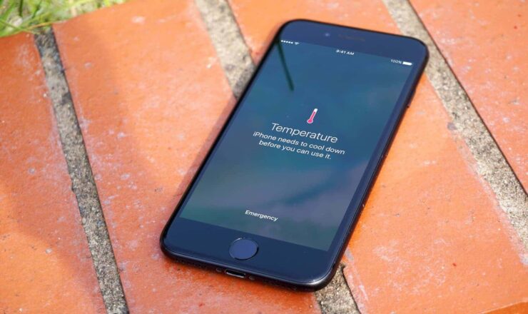Перед использованием iPhone требуется охлаждение. Если на экране Айфона нет такого предупреждения, значит, он не перегрелся и всё в порядке. Фото.