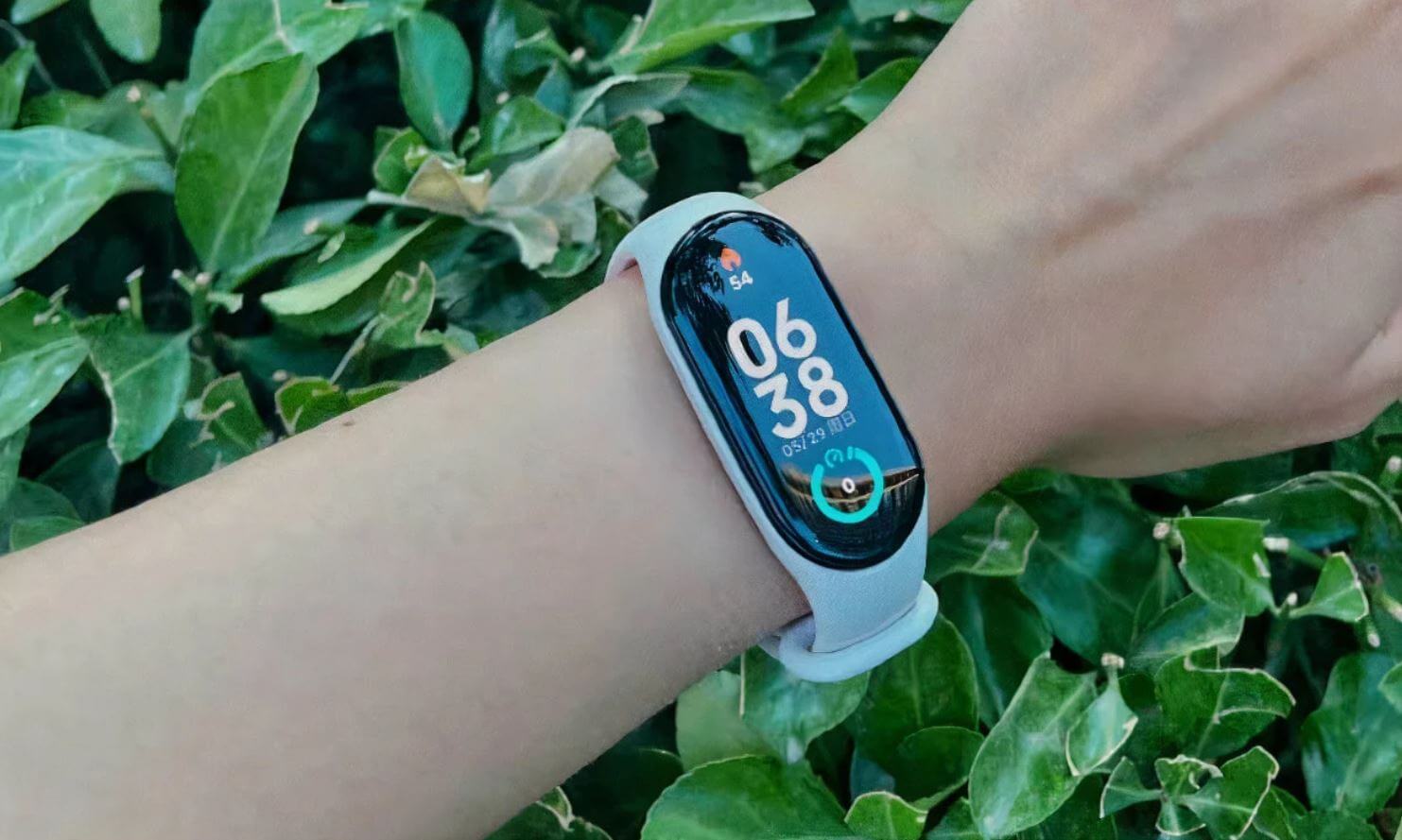 Фитнес-браслет Mi Band 7. Mi Band 7 — точно такой же браслет, как и модель 2023 года, но стоит дешевле. Фитнес-браслет Mi Band 7. Mi Band 7 — точно такой же браслет, как и модель 2023 года, но стоит дешевле. Фото.