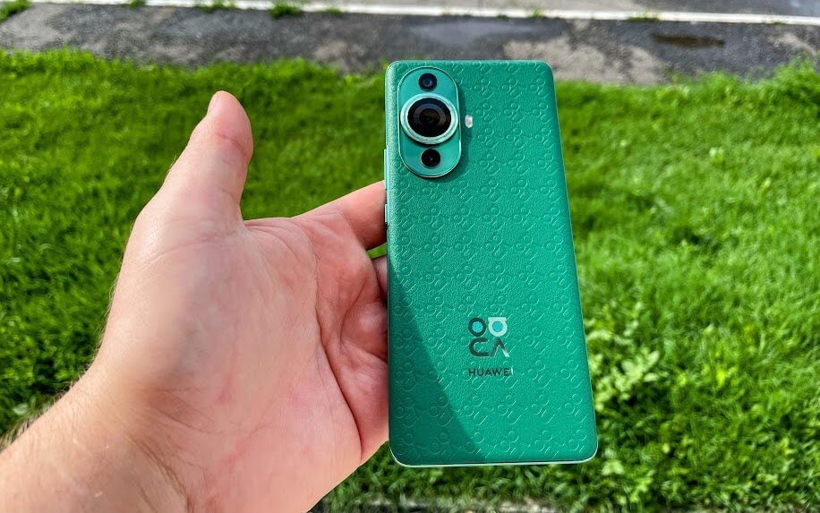 Стоит ли покупать смартфон из эко-кожи. Выглядит смартфон красиво. Но всё-таки сзади у него не совсем эко-кожа, а скорее пластик. Фото.