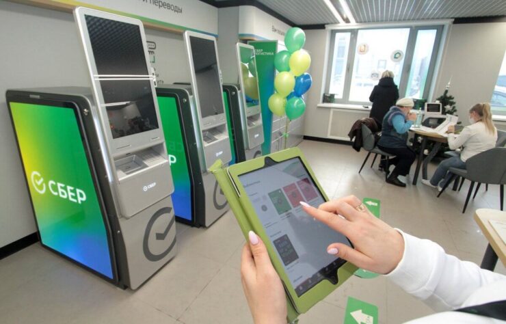 Где устанавливают приложение Сбербанка на Айфон. Сбербанк Онлайн или СБОЛ вам установят в любом офисе Сбера. Фото.