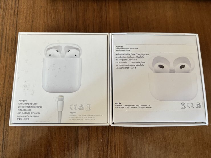 Можно ли отличить настоящие AirPods по коробке. Видите, какие большие зазоры у коробки с подделкой (справа)? Можно ли отличить настоящие AirPods по коробке. Видите, какие большие зазоры у коробки с подделкой (справа)? Фото.
