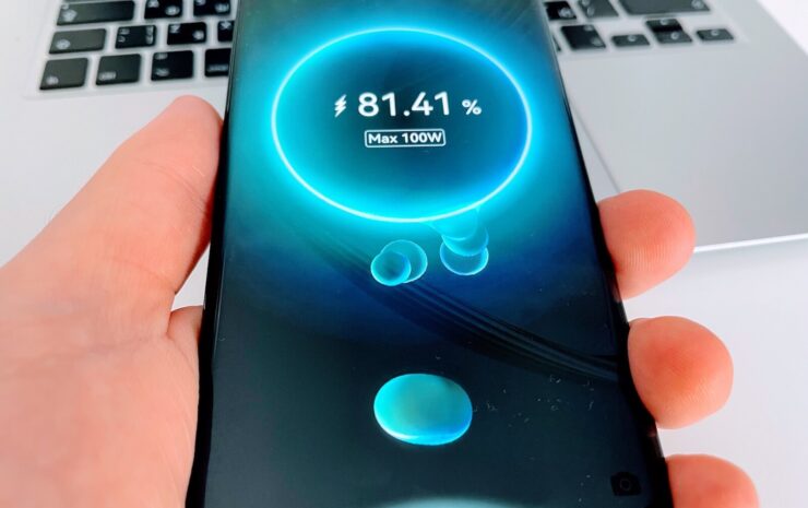 Смартфон с быстрой зарядкой. От 20 до 100% зарядка и правда идёт около 20 минут. На восполнение АКБ от нуля до максимума скорее всего уйдёт больше времени. Фото.