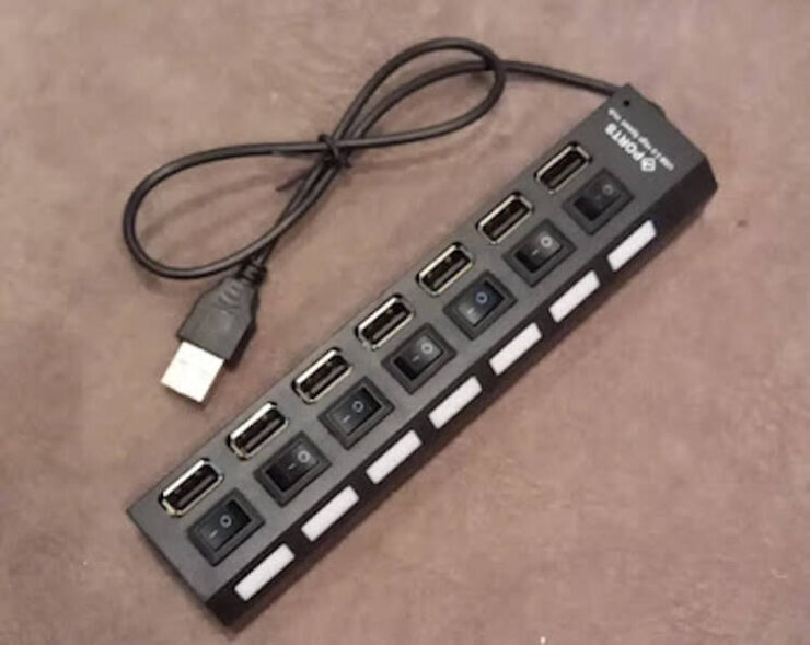 Недорогой USB-хаб с АлиЭкспресс. Это не самый продвинутый хаб, но довольно дешёвый. Фото.