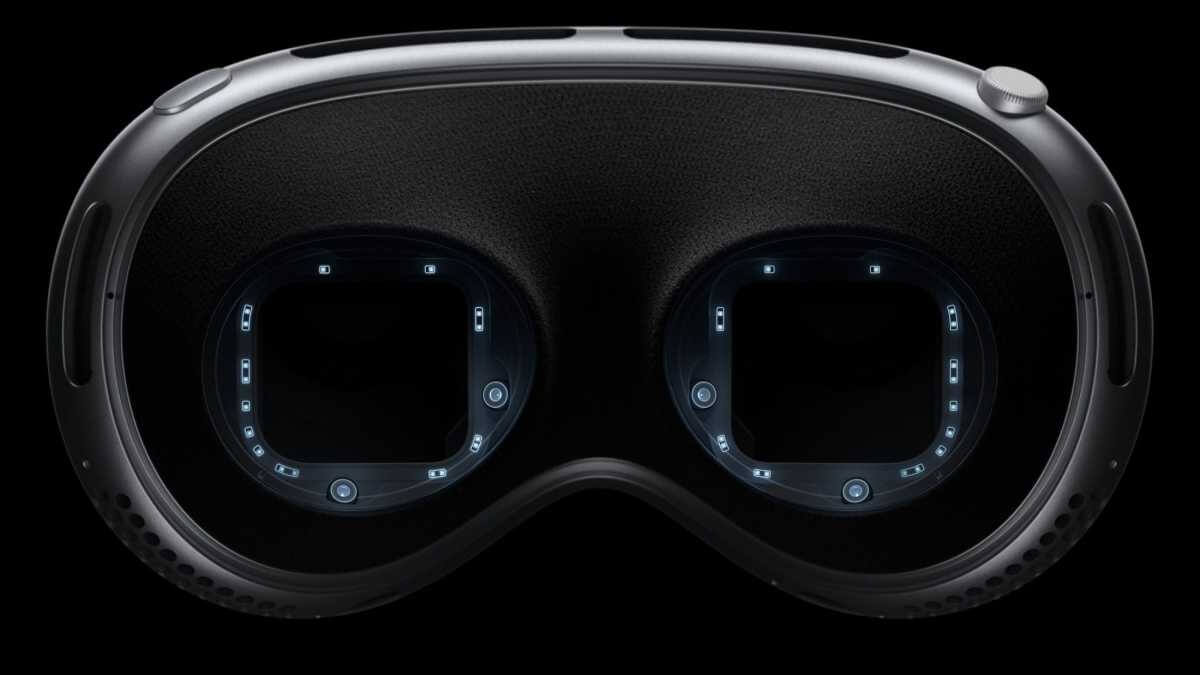 Как включить Apple Pay в VR-шлеме Apple. Кнопка слева сверху в верхней части шлема запускает оплату с помощью Optic ID. Фото.