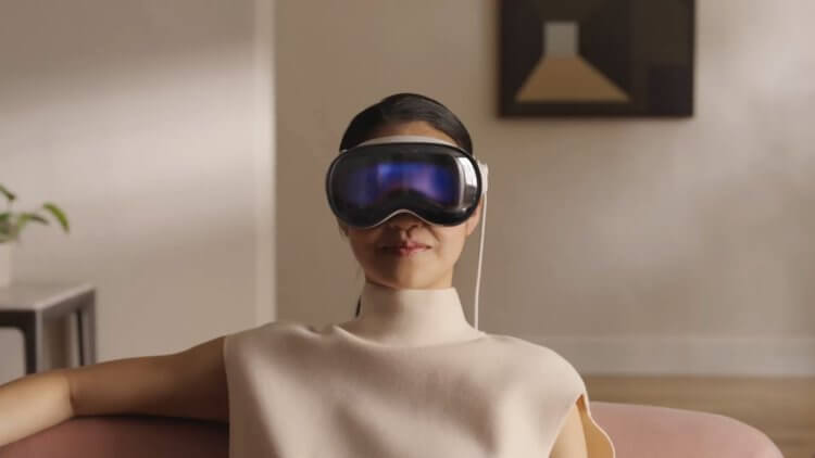 Бета VisionOS показала, как устанавливать приложения на Apple Vision Pro, платить через Apple Pay и пользоваться FaceTime в VR. Человек в Apple Vision Pro выглядит очень непривычно. Бета VisionOS показала, как устанавливать приложения на Apple Vision Pro, платить через Apple Pay и пользоваться FaceTime в VR. Человек в Apple Vision Pro выглядит очень непривычно. Фото.