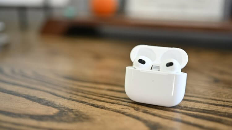 Стоит ли покупать восстановленные AirPods. Восстановленные AirPods 3 можно спокойно рекомендовать к покупке, ведь обновляла их Apple, а не дядюшка Ляо в подвале. Стоит ли покупать восстановленные AirPods. Восстановленные AirPods 3 можно спокойно рекомендовать к покупке, ведь обновляла их Apple, а не дядюшка Ляо в подвале. Фото.