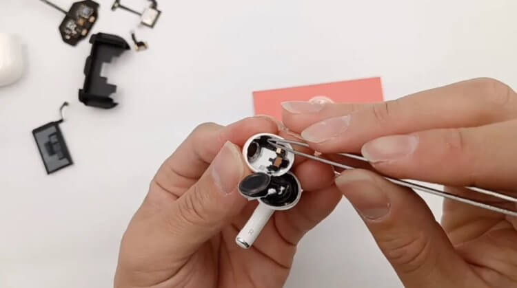 AirPods как новые — что это значит. Разобранные наушники собрать обратно было практически невозможно. AirPods как новые — что это значит. Разобранные наушники собрать обратно было практически невозможно. Фото.