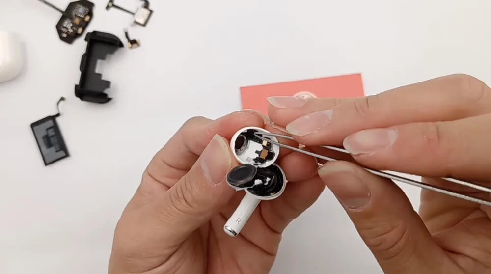 AirPods как новые — что это значит. Разобранные наушники собрать обратно было практически невозможно. Фото.