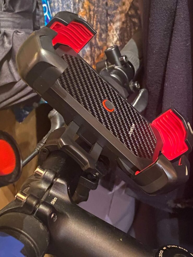 Держатель для телефона на велосипед. Такой держатель еще и защитит смартфон при падении. Фото.