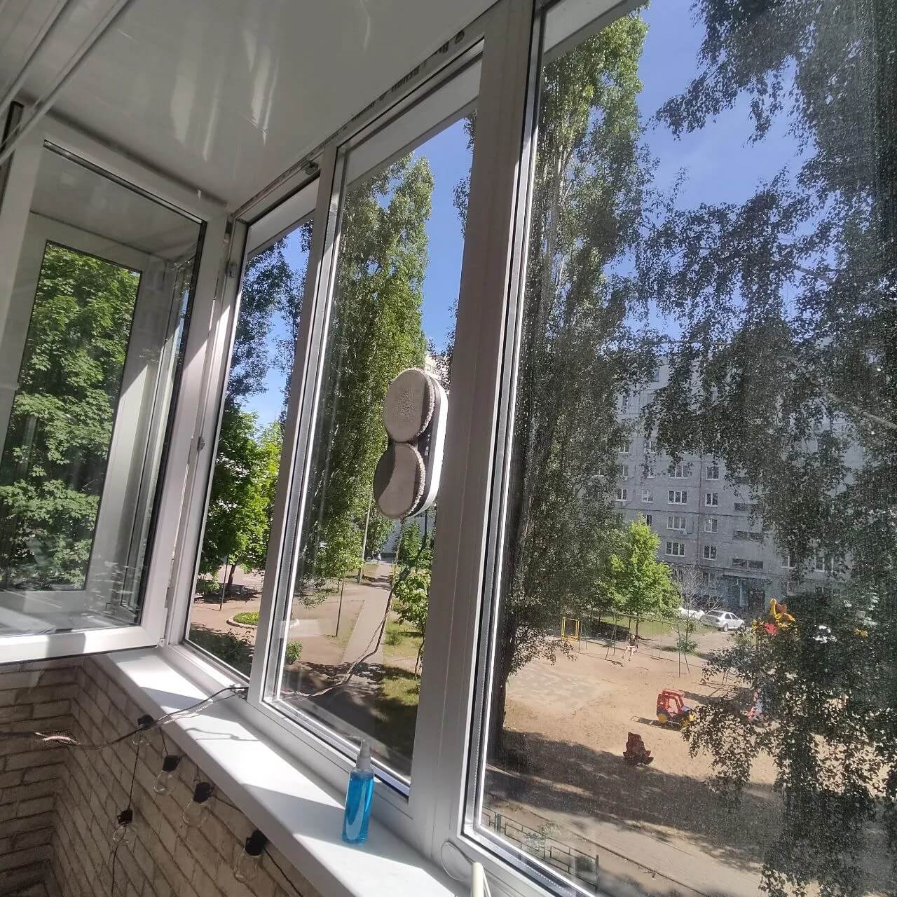 Робот мойщик окон для дома. Такой робот сделает всю грязную работу за вас. Фото.