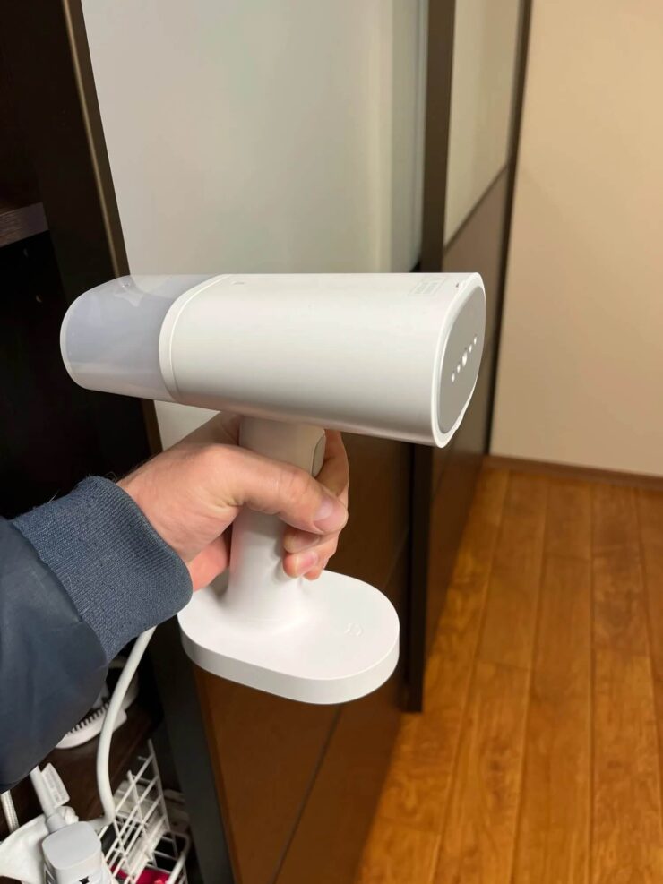 Ручной отпариватель Xiaomi. Отпариватель компактный, и пользоваться им очень удобно. Фото.