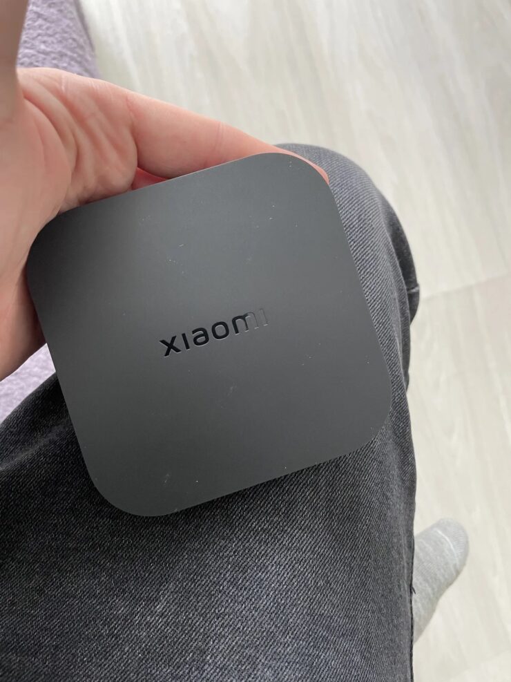 Андроид приставка для телевизора. Сама приставка небольшая и не займет много места. Фото.