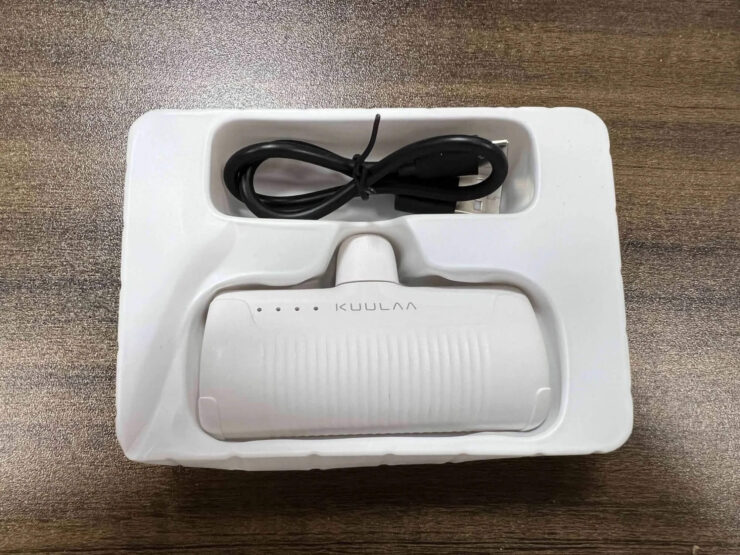 Портативный внешний аккумулятор. Аккумулятор небольшой, но продержаться до розетки точно позволит. Фото.