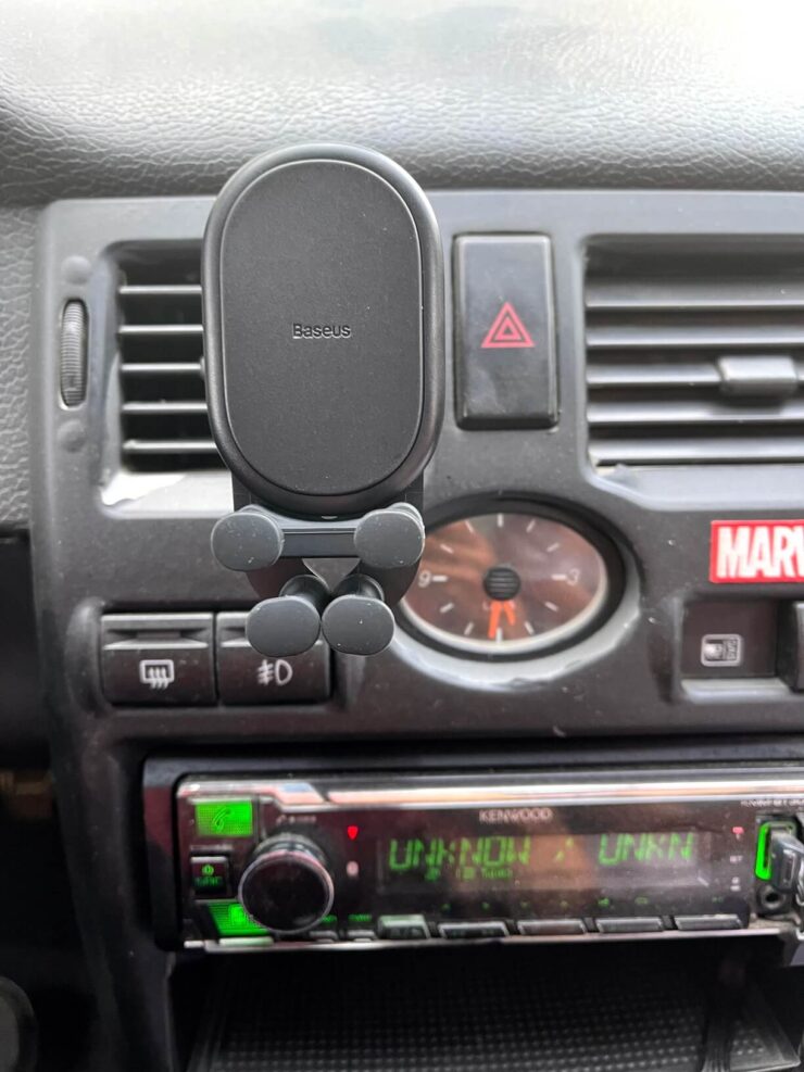 Держатель для телефона в машину. Держатель надежно фиксирует смартфон. Фото.