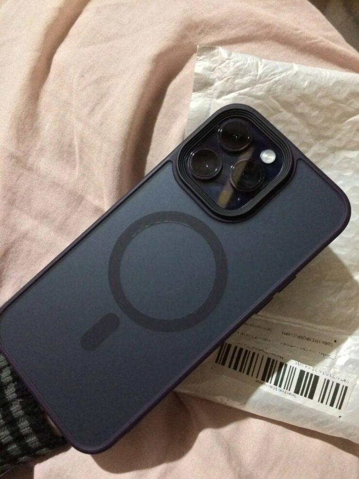 Прозрачный чехол для Айфона. Чехол смотрится на Айфоне очень здорово. Фото.