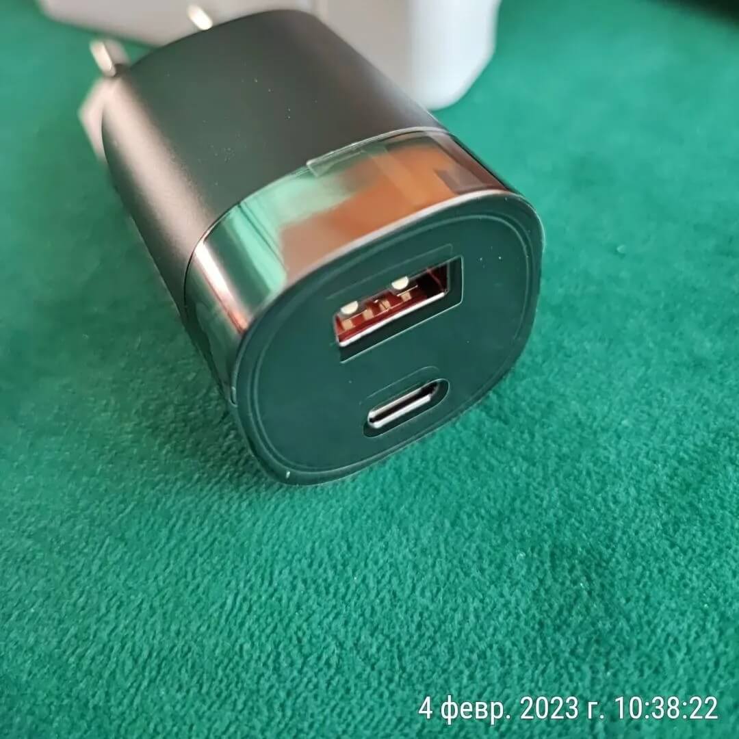 Зарядка для Айфона. Благодаря двум портам вы одновременно можете заряжать два устройства. Фото.