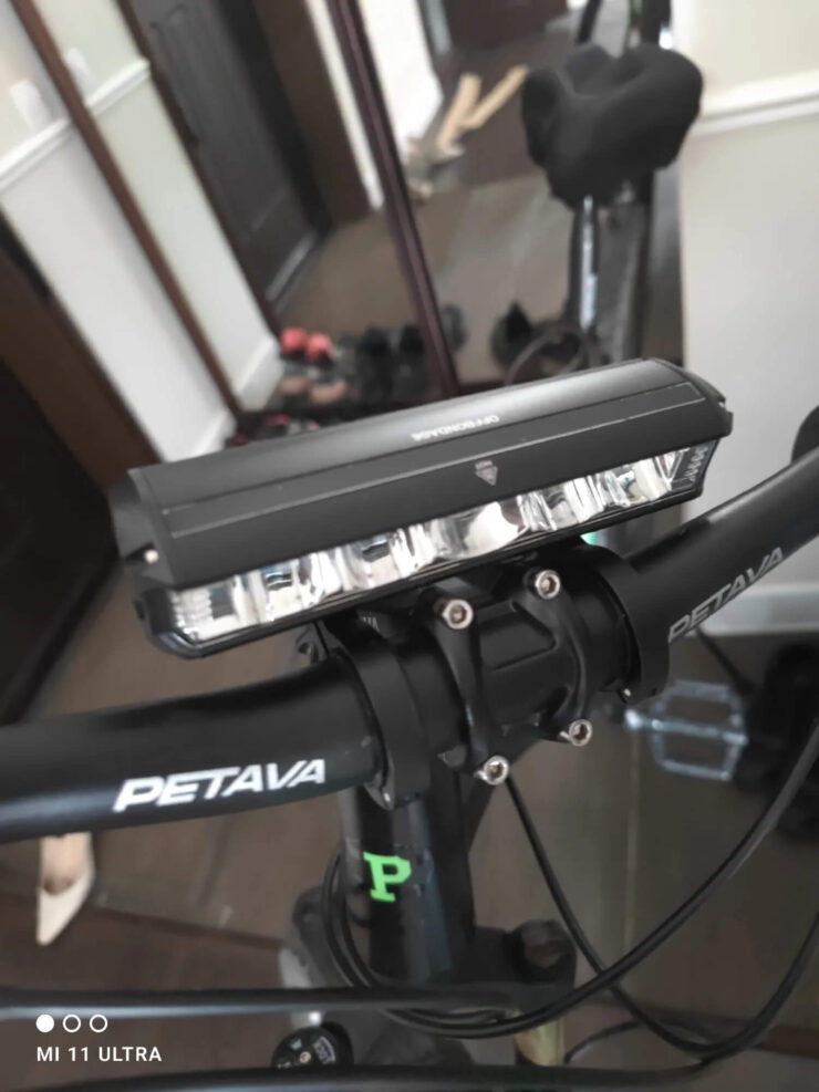 Передний велосипедный фонарь. Фонарь подойдет к любому велосипеду. Фото.