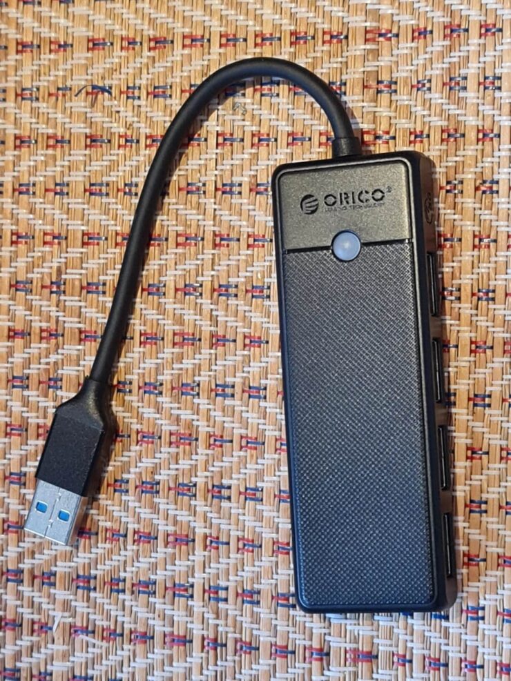 Разветвитель USB портов. Можно приобрести вариант с проводом подлиннее. Фото.