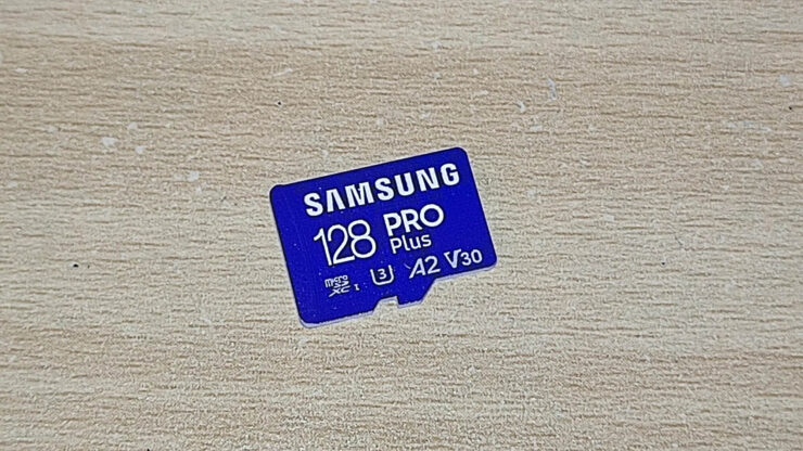 Карта памяти Самсунг. Флешки от Самсунг надежный и служат долго. Фото.