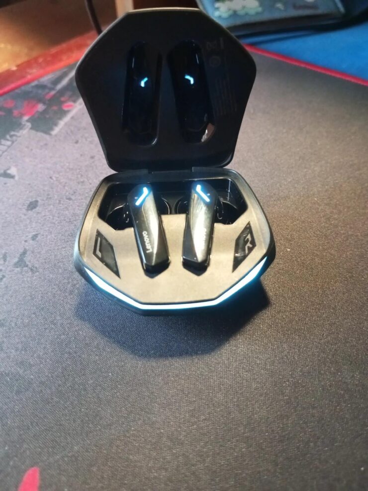 Беспроводные Bluetooth наушники. На наушниках и кейсе есть прикольная подсветка. Фото.