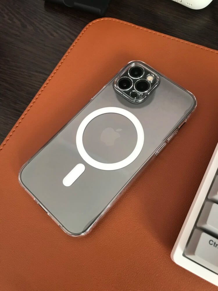 Прозрачный чехол на Айфон. Можно выбрать чехол без кольца MagSafe. Прозрачный чехол на Айфон. Можно выбрать чехол без кольца MagSafe. Фото.