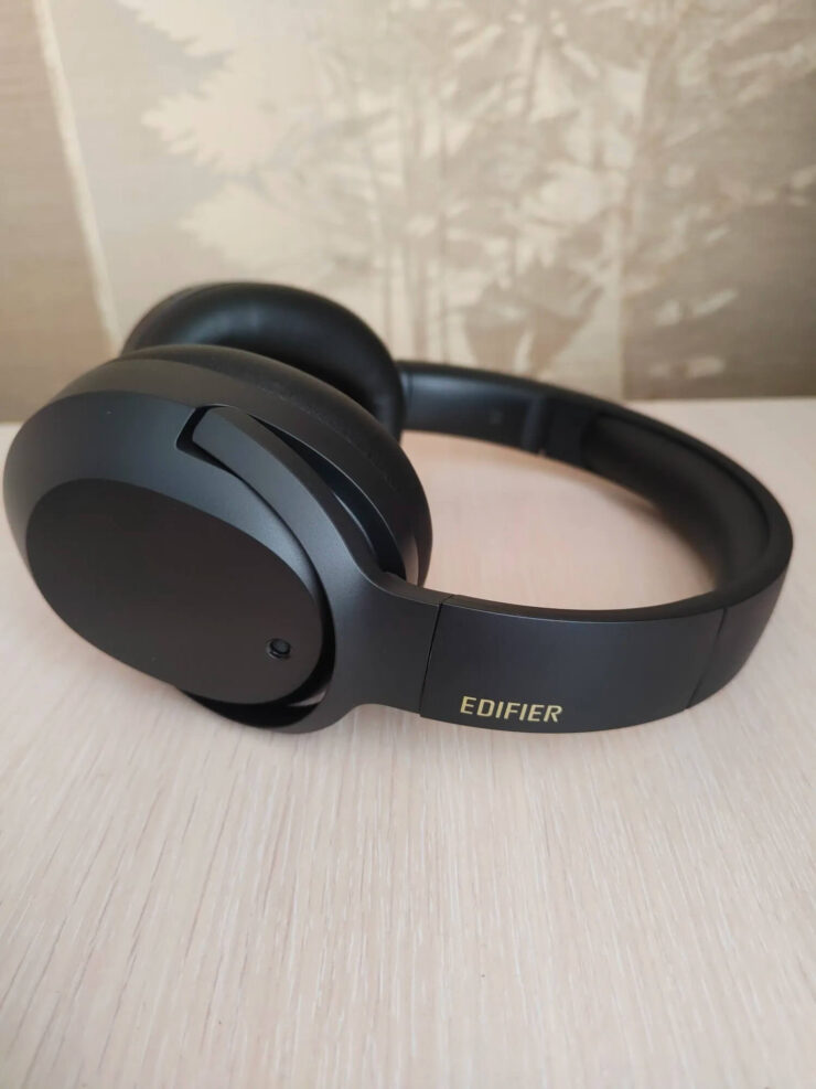 Беспроводные наушники с шумоподавлением. Полноразмерные наушники идеально отсекут все внешние шумы. Фото.