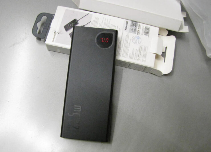 Внешний аккумулятор 10 000 mAh. С таким внешним аккумулятором вы никогда не останетесь без связи. Фото.