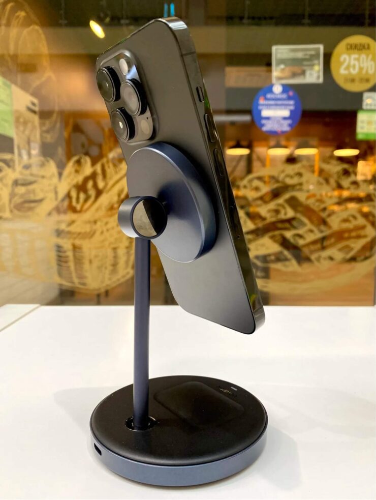 Подставка для телефона с беспроводной зарядкой. На этой подставке можно заряжать еще и AirPods. Фото.