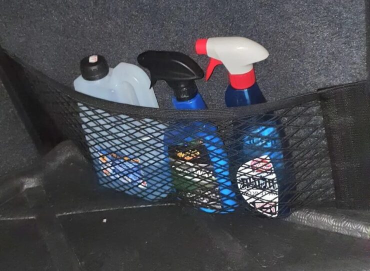 Сетка в багажник автомобиля. В такой сетке удобно хранить емкости с разной жидкостью. Фото.