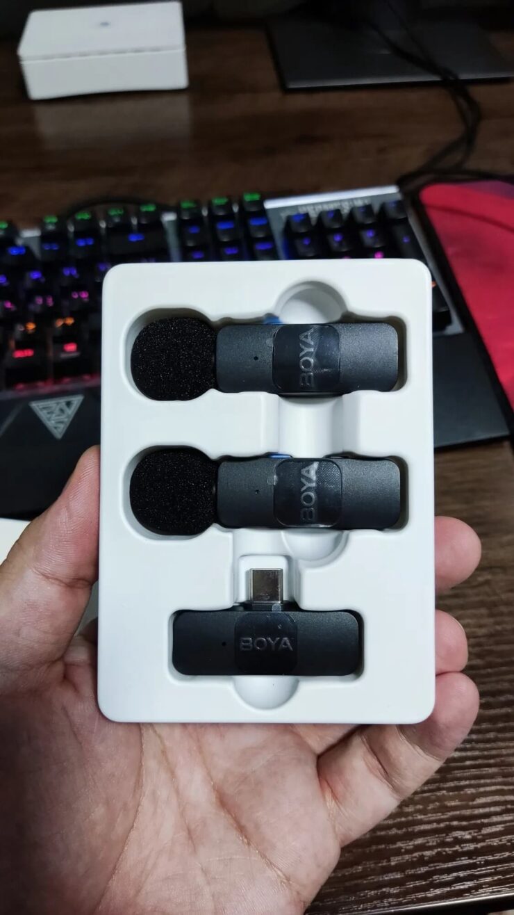 Петличный беспроводной микрофон. Можно выбрать комплект с одним или двумя микрофонами. Фото.