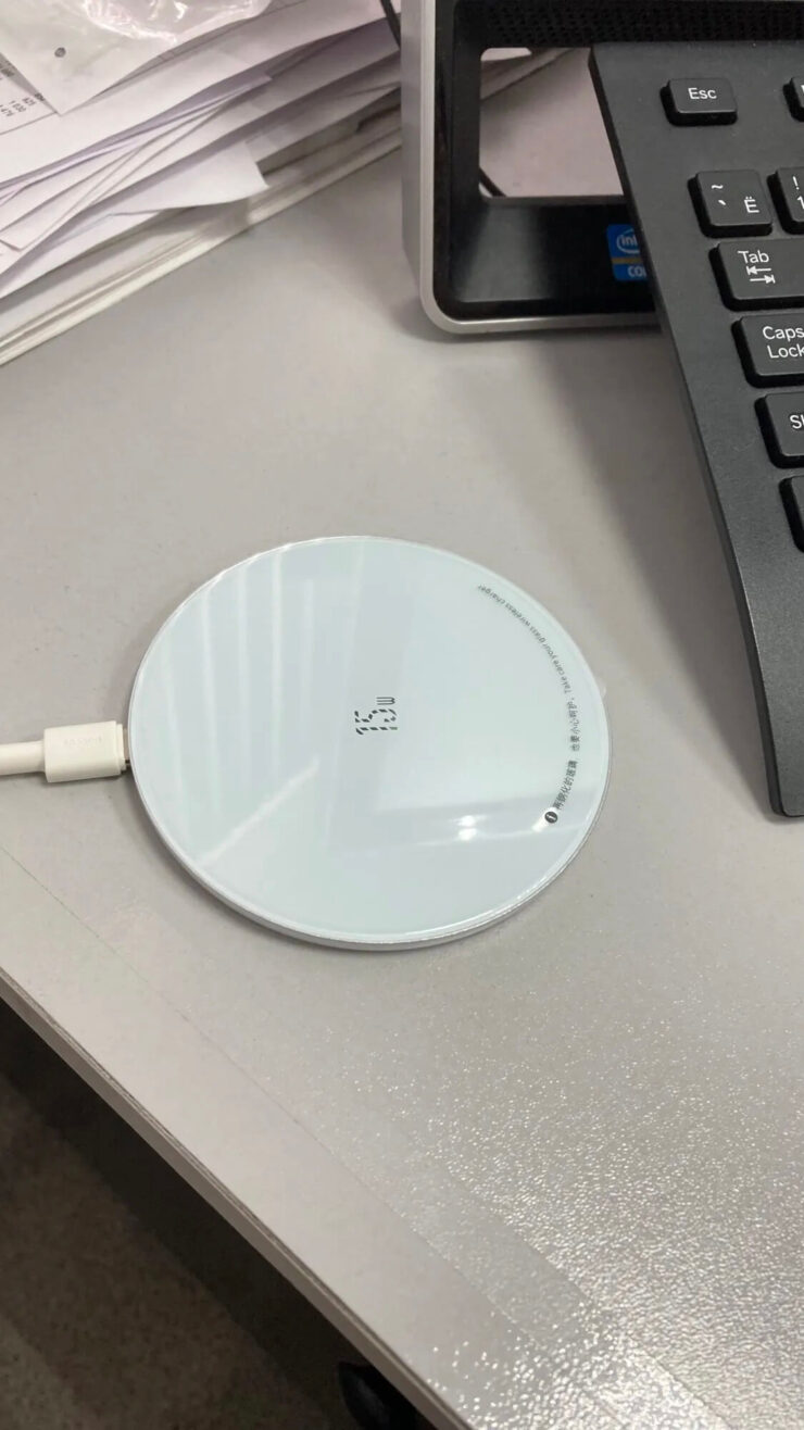 Беспроводная зарядка для iPhone. В белом цвете зарядка выглядит очень стильно. Фото.