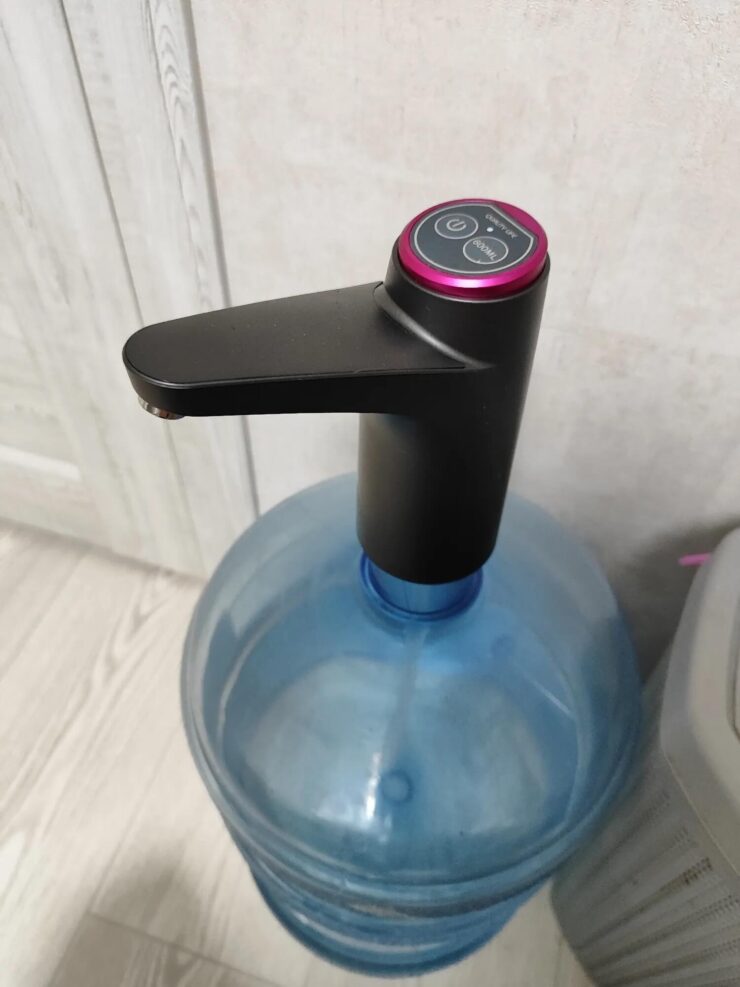 Электрическая помпа для бутылки. С такой электропомпой справится даже ребенок. Фото.