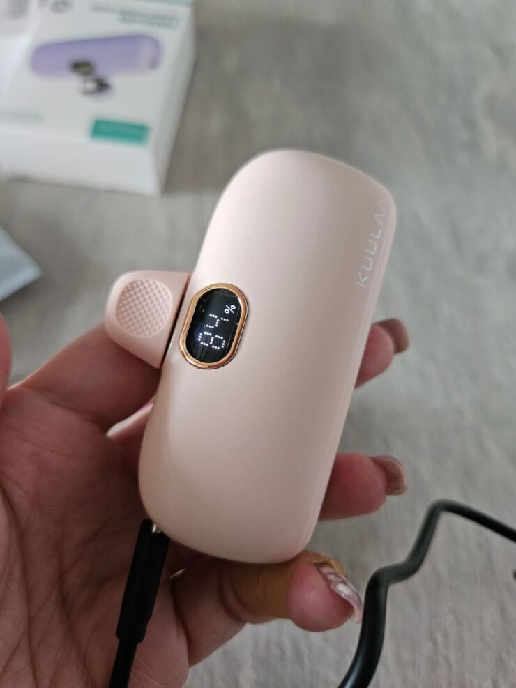 Внешний аккумулятор 5000 мАч. Такая батарейка войдет даже в небольшую сумку. Фото.