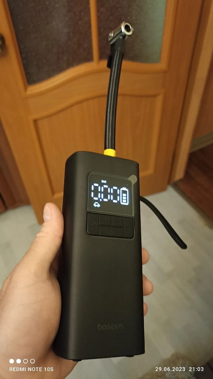 Компрессор на аккумуляторе. Хоть компрессор и небольшой, но сможет накачать колеса даже автомобилю. Фото.