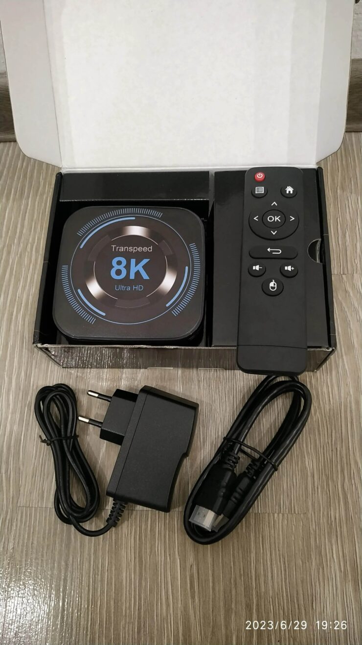 Андроид приставка для телевизора. Приставка не сильно большая и органично впишется рядом с телевизором. Фото.