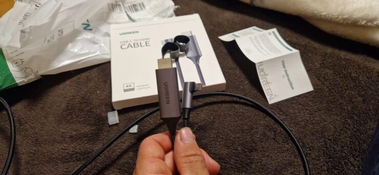 Кабель USB Type-C на HDMI. Можно даже взять кабель с Г-образным штекером. Фото.