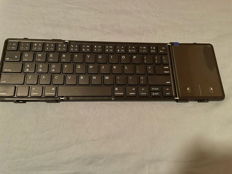 Беспроводная складная клавиатура. Клавиатуру можно свернуть и взять с собой. Фото.